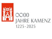 Logo zum Stadtjubiläum 800 Jahre Kamenz in den Stadtfarben Rot und Grau. Links das Logo der Stadt mit Türmern und Horn. Rechts die Aufschrift 800 Jahre Kamenz, 1225 - 2025