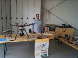 Mike Hohmann vom ChopterService mit einer Palette von Drohnen