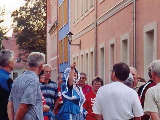 Teilnehmer einer Stadtführung in der Altstadt