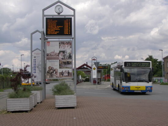 Ansicht vom Kamenzer Busbahnhof mit verschiedenen Bushaltestellen und haltenden Bussen als Beispiel für einen Anreisemöglichkeit mit dem Öffentlichen Personen-Nahverkehr (ÖPNV). Der Bushbahnhof ist eine zentrale Haltestelle in der Kamenzer Innenstadt.