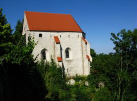 Katechismuskirche von Außen Kamenz im Sommer, grüner Wald und blauer Himmel