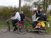 Enrico Wenzel auf dem Rad beim Start zu seiner Fahrradtour